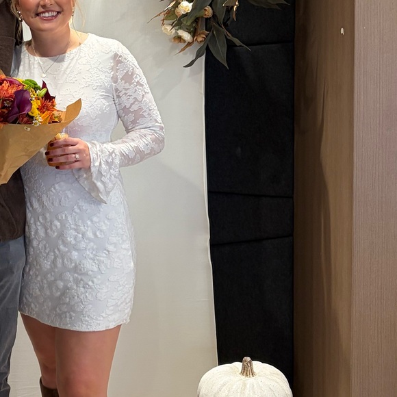 Elegant White Textured Dress - Picture 2 of 2